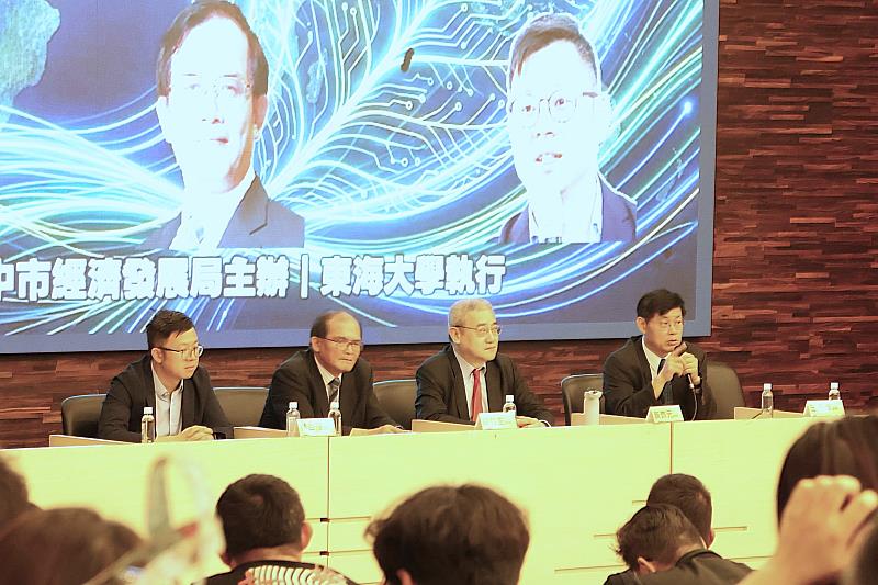 計畫主持人王鳳奎教授（右1）指出，全球產業正面臨結構性分化，能夠整合AI能力的企業將加速成長，而未能及時轉型的傳統產業則可能逐漸被市場邊緣化。