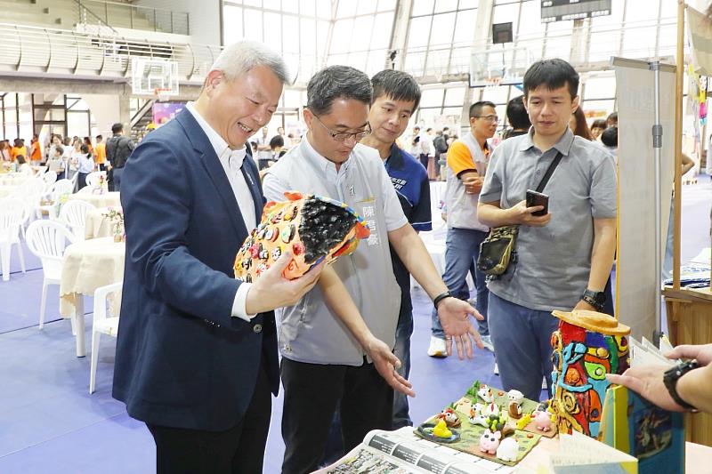 林瑞彥副市長觀賞各校閱讀成果展。