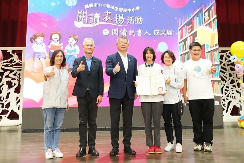 林瑞彥副市長頒獎予大業實中蕭予晴同學。