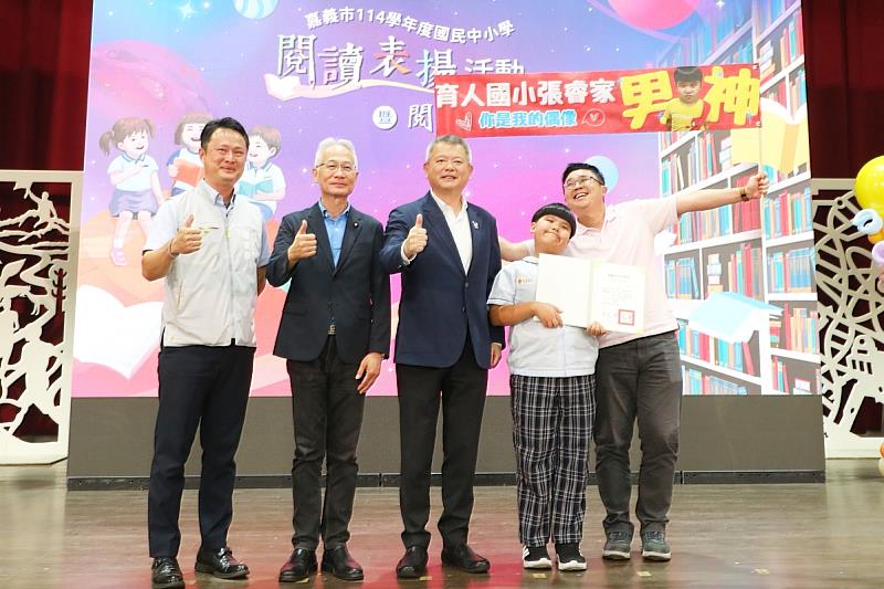 林瑞彥副市長頒獎予育人國小張睿家同學。