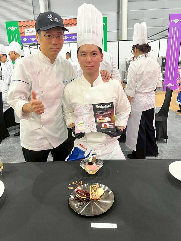 獲獎師生合影留念。