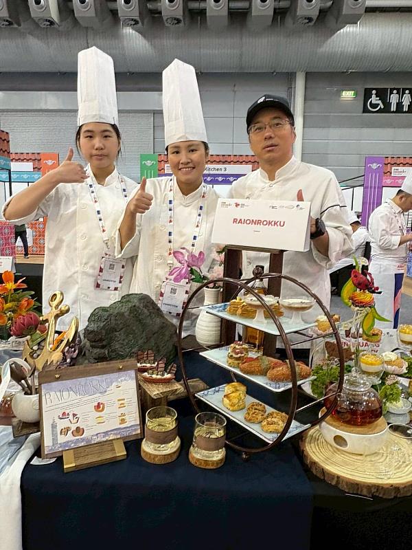 獲獎師生合影留念。