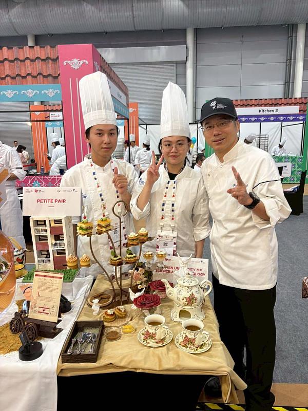 獲獎師生合影留念。