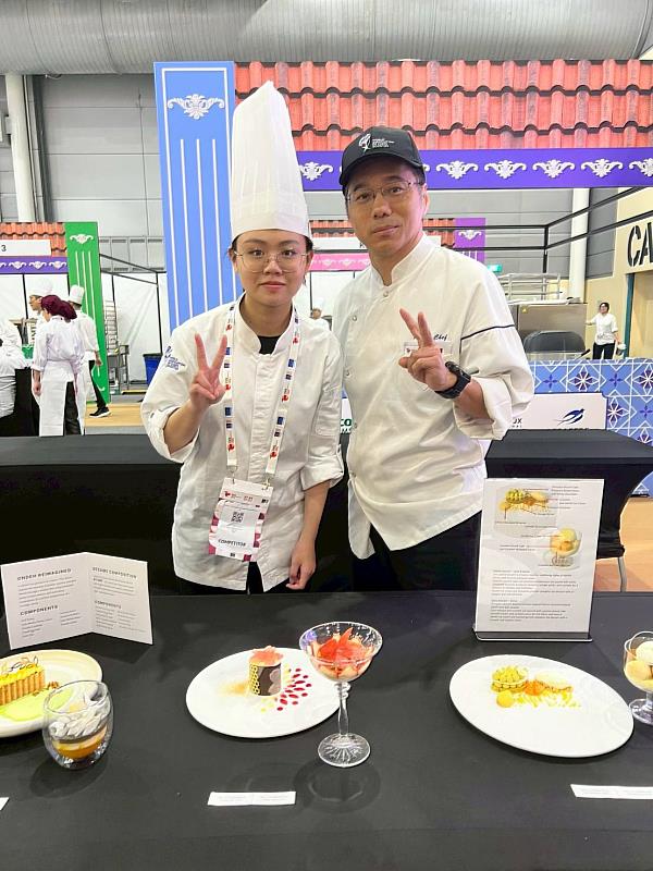 獲獎師生合影留念。