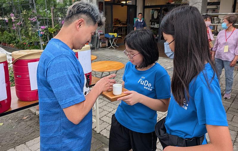 福德國小學生為香客奉茶，用行動回饋家鄉。（圖：頂新和德文教基金會提供）