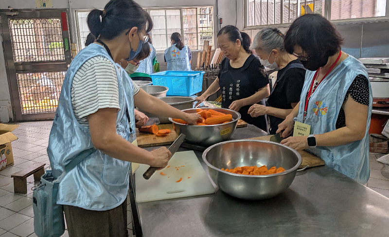 頂新和德文教基金會攜手志工前置準備素膳麵招待香客。（圖：頂新和德文教基金會提供）