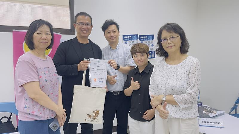 右起：國立臺理健大學嬰幼兒保育系楊曉苓主任、人發展健學院廖翊宏院長、T-SoX執行長蔣琦瑤、運動保健系林懿苑副教授兼系主任、生死與健康心理諮商系李佩怡。