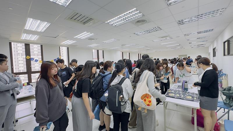 北護大學生前來洽詢就業方案與內容。