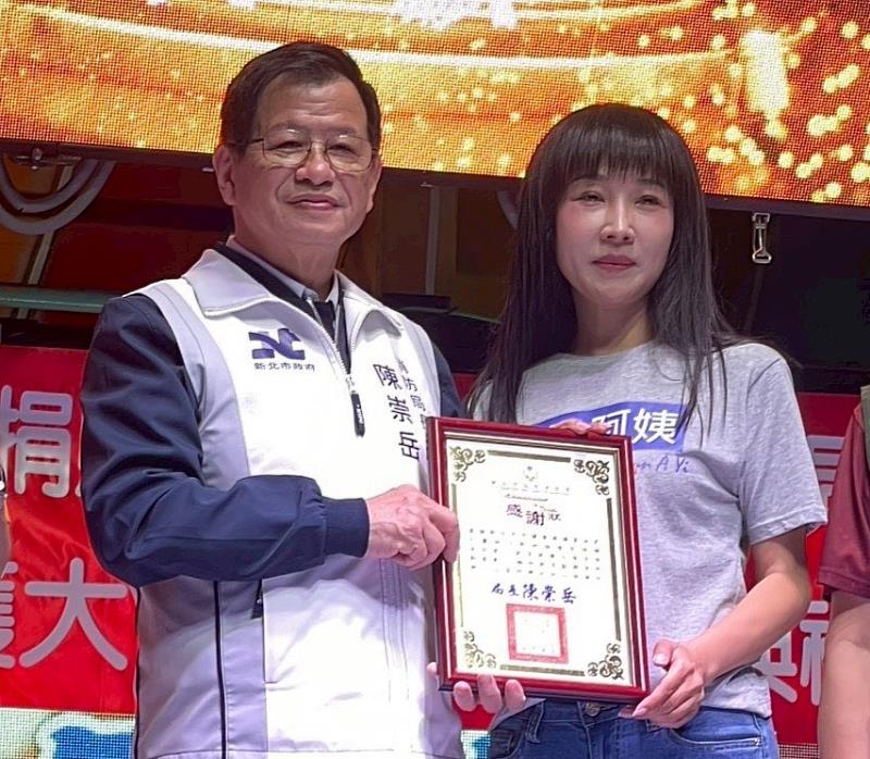 消防局長陳崇岳回贈引薦人議員蔡淑君感謝狀。