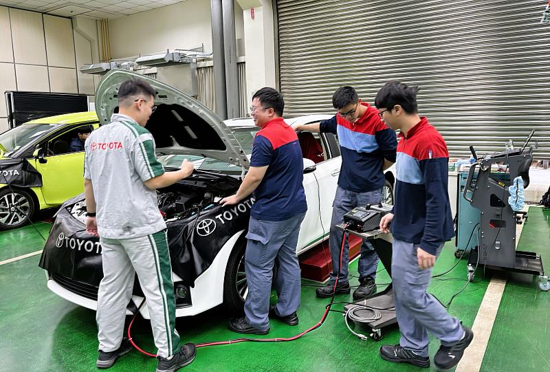 和泰汽車運用勞動部「企業人力資源提升計畫」強化銷售與維修人員對新型車的性能掌握。