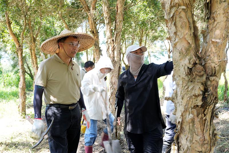 臺中分署張弘毅分署長(左)與東海大學蔡鵑如博士(右)研商陸蟹棲地營造方法與保育對策。