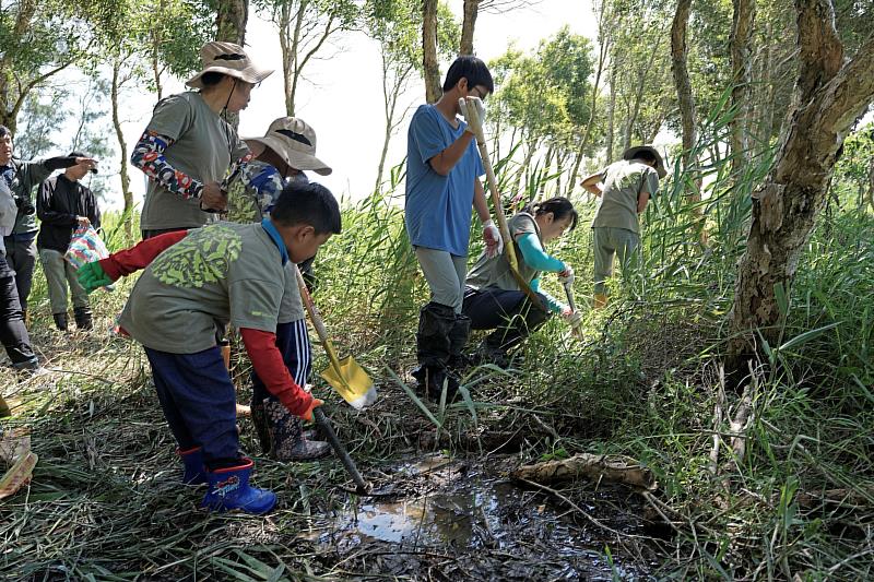小朋友化身棲地小工兵，親手為陸蟹改善家園，在實作中體會生態保育的價值，是最佳的環境教育體驗。