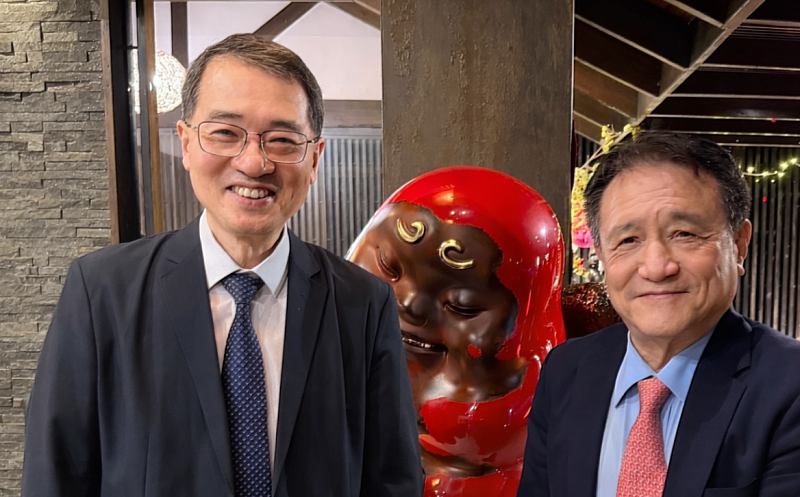 暨大校長武東星（左）、WURI基金會主席趙東成教授（右）歡迎全球創新大學校長及學校代表參加2026HLU年會暨WURI排名發布盛典。