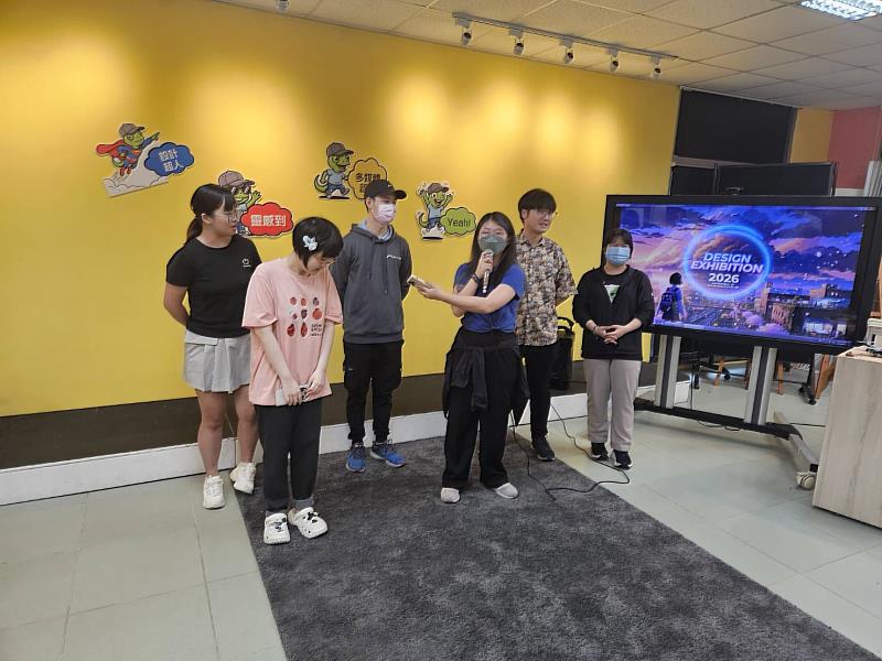 聖約翰科大多媒體設計系舉辦「五星寰宇」畢業設計成果展，主持人介紹新銳設計師。