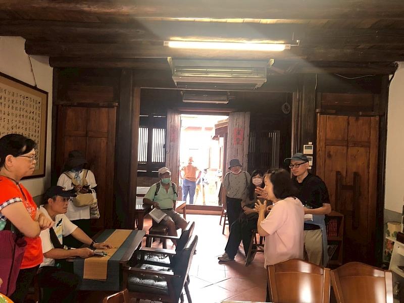 踏入由清代閩式老宅活化轉型的「月津客舍」，學員們在古樸木樑與咖啡香交織的空間中聆聽解說，細細品味現代生活與歷史空間交融的絕美氛圍。