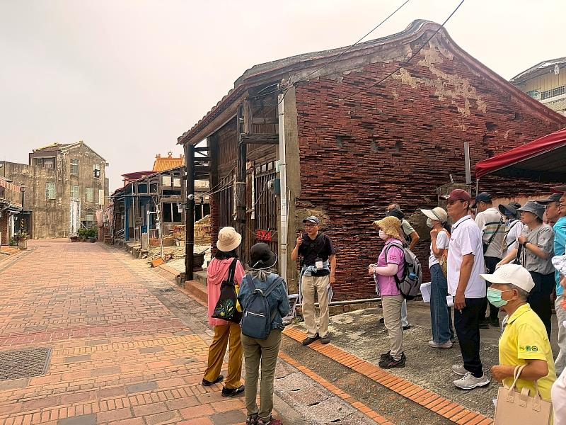 學員們駐足橋南老街，透過老屋斑駁外顯的土角磚、木柱、斗砌磚與編竹夾泥牆，實地見證並認識清代傳統建築的精妙工法。