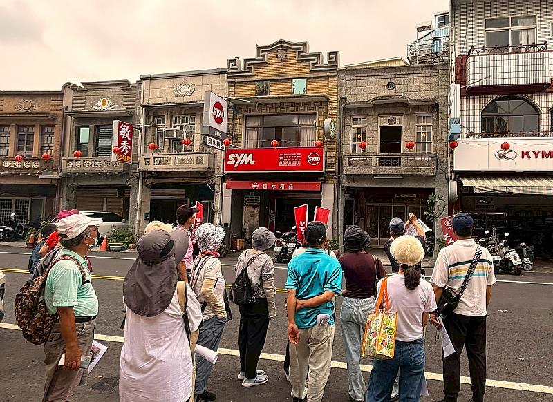 旅程轉入日治時期，圖繪作家家永實帶領學員駐足中正路，透過解說成排的巴洛克式街屋立面，正式揭開鹽水「昭和摩登」時代的繁華序幕。