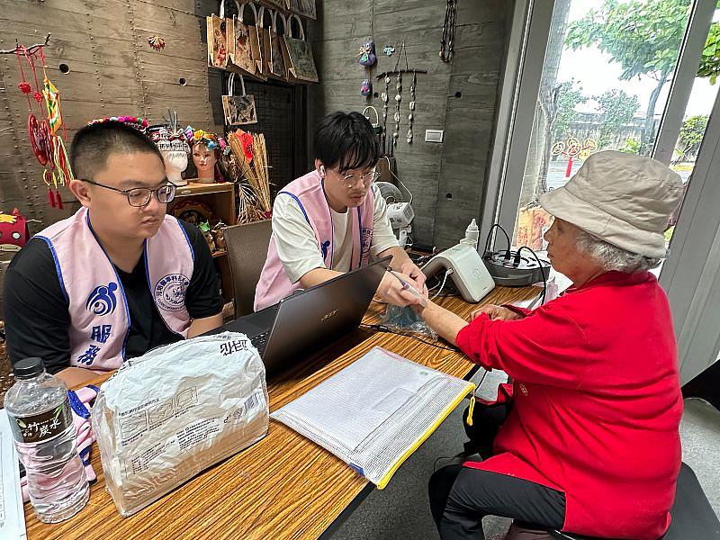 元培學生為那魯灣部落長輩測骨質密度量測。