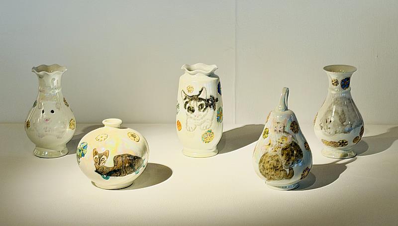 林發權師傅指導黃品馨、詹喬雅、張綺芮、陳薏安、莊淮恩《團圓生輝》以低溫釉上彩與疊燒上金技法，彩繪寵物活潑的性格。