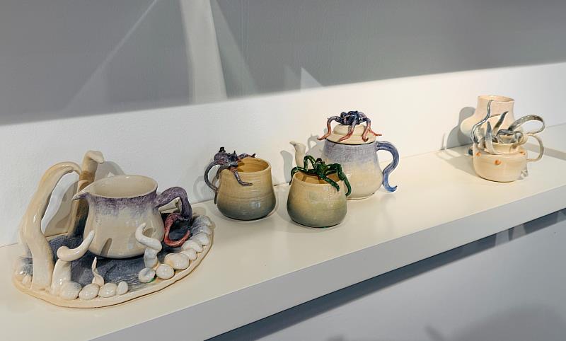 余佳育（左）《黑潮飲器》結合章魚與深海古神意象，營造神祕奇幻氛圍。