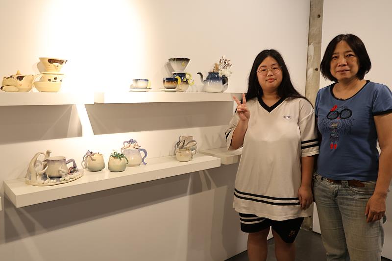 余佳育（左）《黑潮飲器》結合章魚與深海古神意象，營造神祕奇幻氛圍。