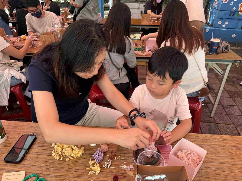 115年健康苗栗、幸福學習公益系列活動-溫情五月.愛不凋零母親節親子永生花藝手作工坊。