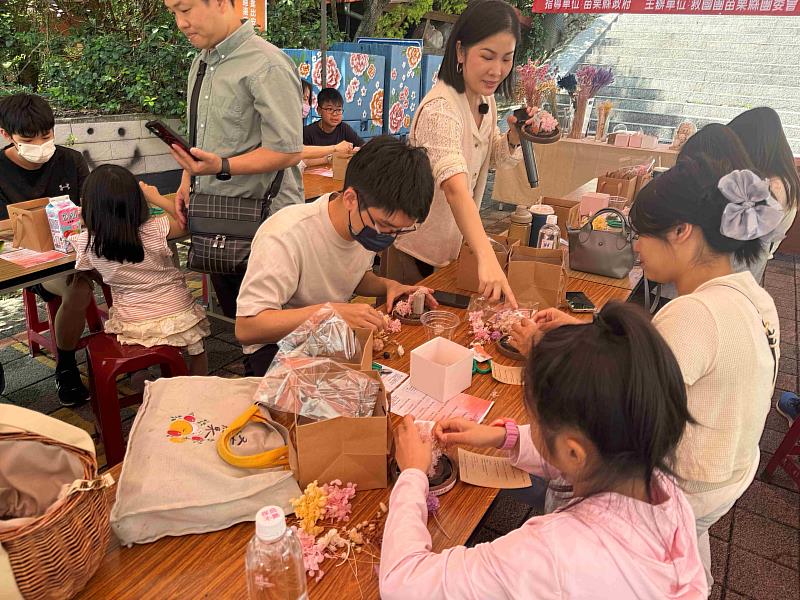 115年健康苗栗、幸福學習公益系列活動－溫情五月．愛不凋零母親節親子永生花藝手作工坊。
