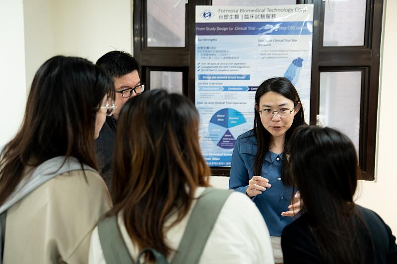 長庚大學生醫聯合就業博覽會，邀請企業代表與學生面對面交流，協助學子掌握產業趨勢與就業機會。