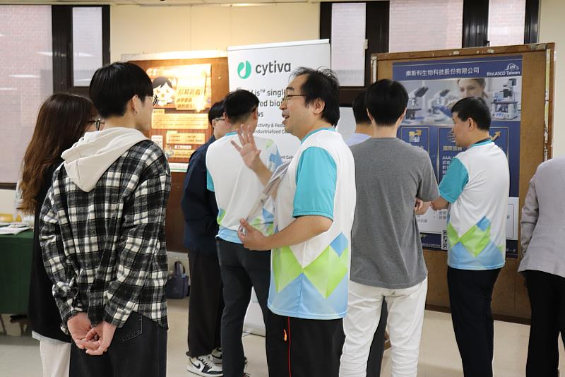 長庚大學生醫聯合就業博覽會，邀請企業代表與學生面對面交流，協助學子掌握產業趨勢與就業機會。