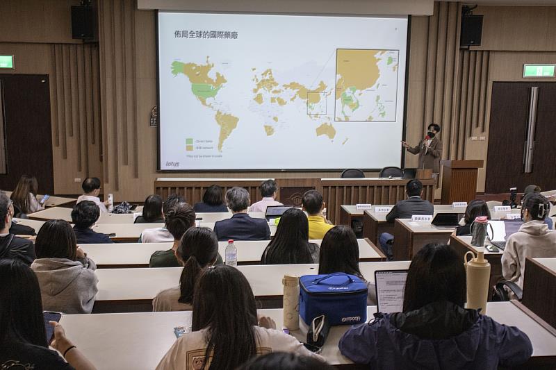 長庚大學生醫聯合就業博覽會，邀請企業代表與學生面對面交流，協助學子掌握產業趨勢與就業機會。