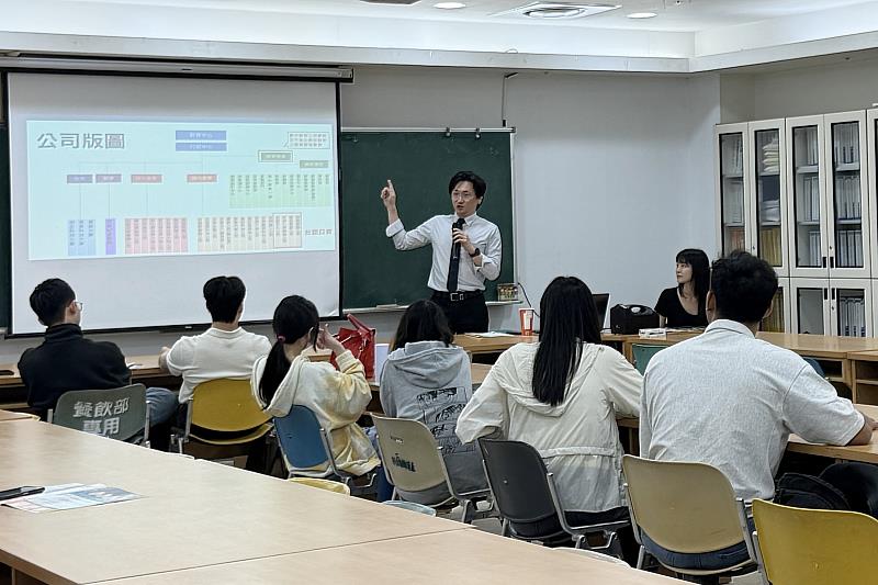 台塑企業總管理處人資組許子心副組長向長庚大學學生介紹公司組織與人才培育制度。