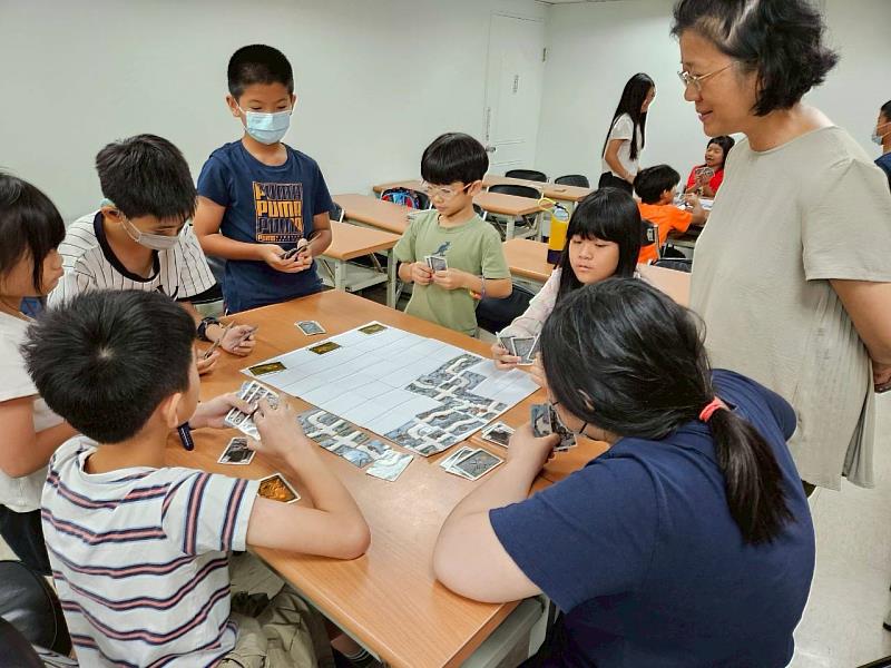在桌遊互動中專注思考與策略運用，透過遊戲培養邏輯能力與團隊合作精神。