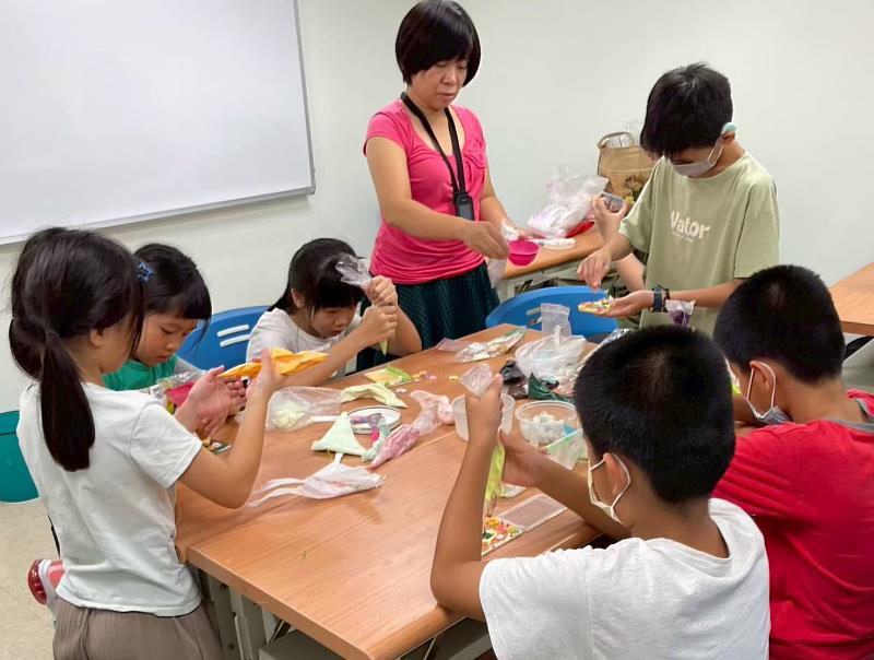 孩子們動手體驗奶油膠創作，運用色彩與造型設計，打造專屬作品。