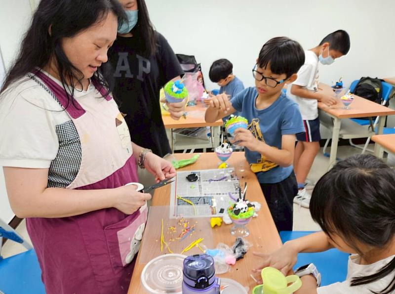 孩子們專注投入黏土創作，發揮想像力與創意。