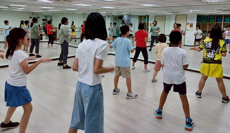 跟隨老師分解動作逐步學習，從基礎節奏到完整舞步，循序建立舞蹈技巧與肢體協調能力。