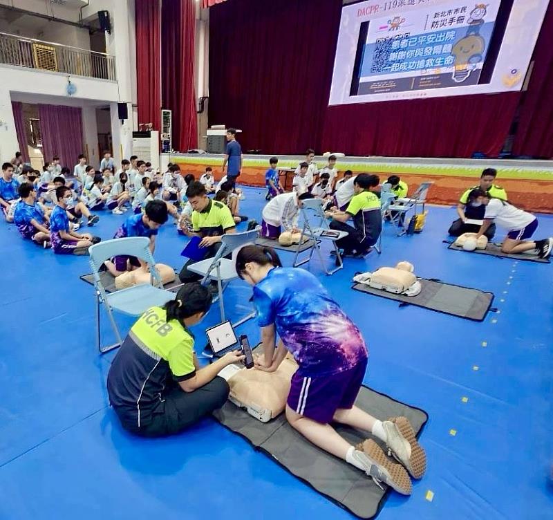 新竹市消防局針對全市20所公私立國中推動8年級學生CPR學習認證制度。