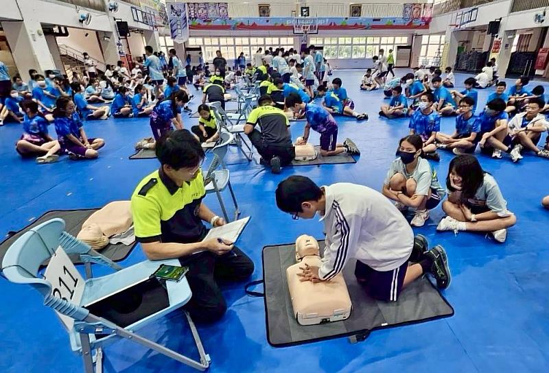 新竹市消防局針對全市20所公私立國中推動8年級學生CPR學習認證制度。