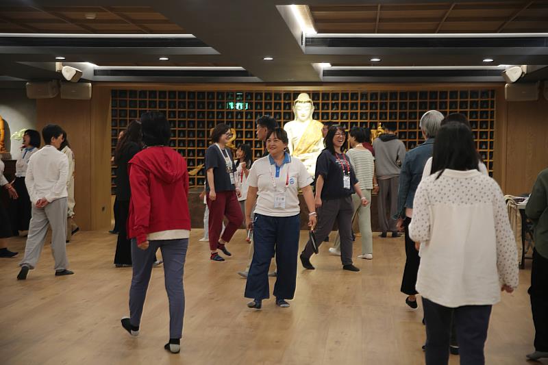 靈鷲山全球心寧靜教師團江小青老師透過身體覺察和聲音表逹，帶領學員體驗有趣生動的「動靜之間的心寧靜」課程。（圖由靈鷲山全球心寧靜教師團提供）