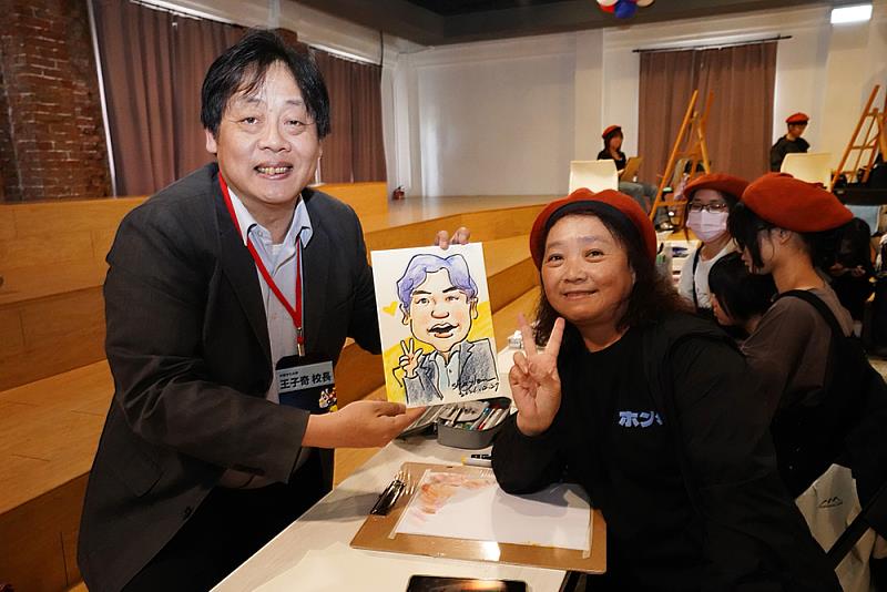 文化大學校長王子奇接受美術學系學生現場素描，速寫部隊即時捕捉神情與姿態，呈現生動Q版人物畫作，成為展場互動亮點。