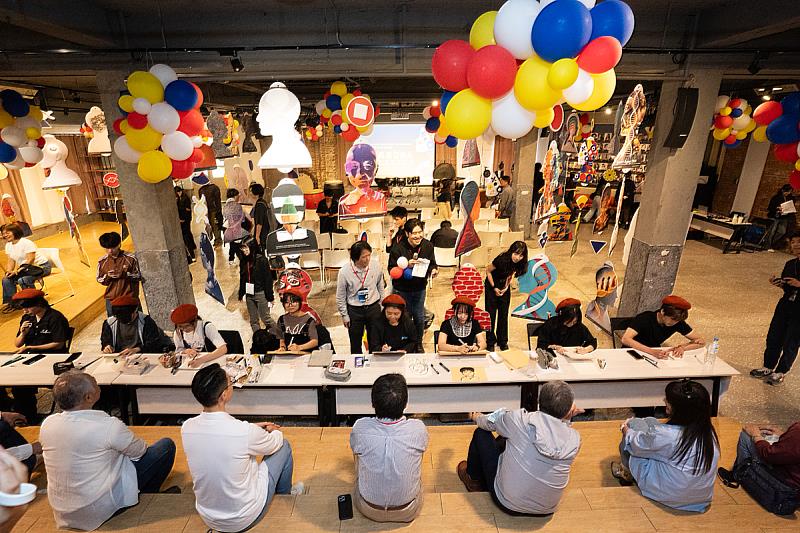 美術系「人物素描戰隊」頭戴畫家貝雷帽，於現場即興為貴賓進行素描創作，即時捕捉神情與姿態，展現流暢筆觸與觀察力。