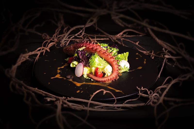 “Temple Octopus Salad,” inspired by tribal cuisine in Diablo, features smoked octopus with a dressing made from olive oil, Japanese soy sauce, white wine vinegar, and lemon juice, balancing citrus brightness and rich oil-based flavor for a refreshing and layered taste.