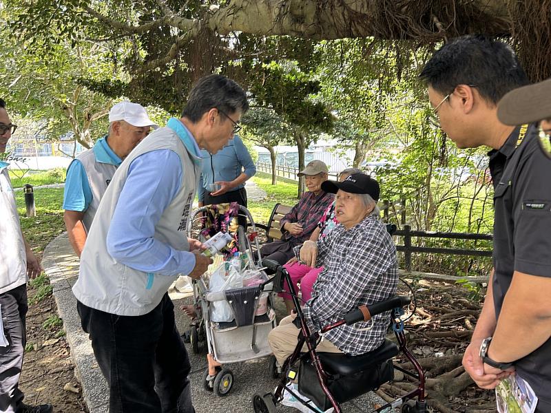 副市長林琨瀚代表市長高虹安前往凌雲公園視察。