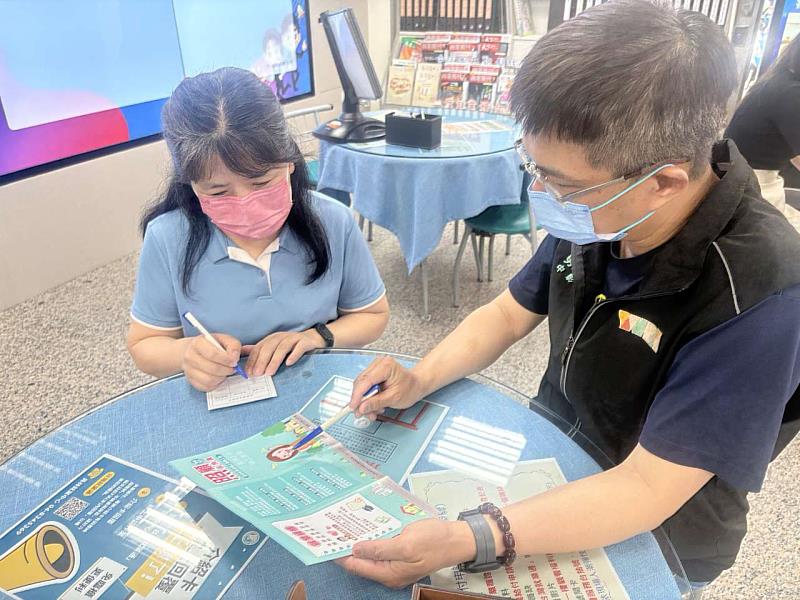 就服員向求職民眾說明「照顧服務就業獎勵」內容。