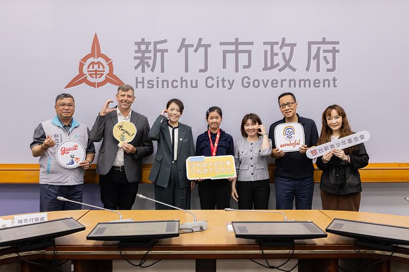 高虹安市長肯定2學子用行動點亮城市。