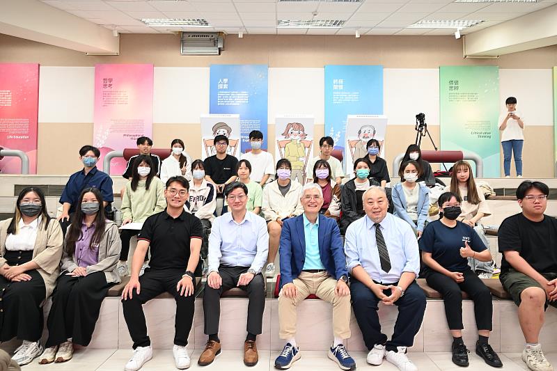 南華大學半導體應用學士學位學程舉辦「先進半導體封裝與異質整合檢測技術論壇」，現場合影。