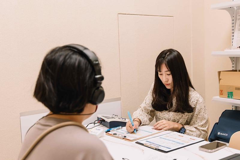 針對高齡社會常見的隱形病徵，偉信藥局配置睡眠呼吸諮詢服務及聽力篩檢，協助民眾在社區內即可完成初步健康風險評估。（資料來源：偉信藥局）