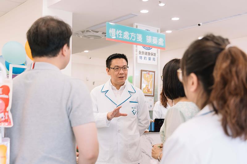 透過「慢醫療」互動環境，藥師在諮詢過程中與民眾雙向溝通，除了給予專業意見，更有助於化解患者的背後焦慮。（資料來源：偉信藥局）