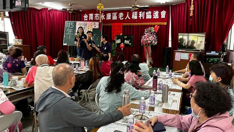 企管所研究生對社區民眾進行活動解說。