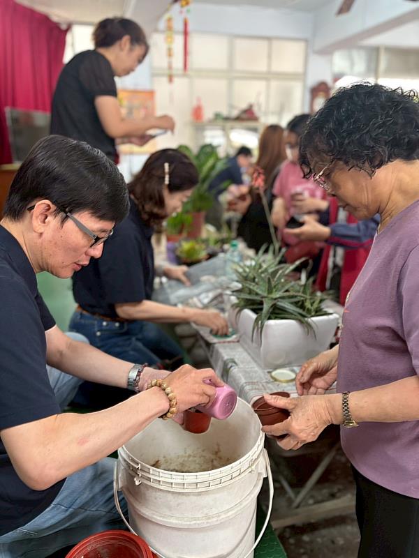企管所研究生引導社區銀髮族利用廢棄瓶罐製作成植栽。