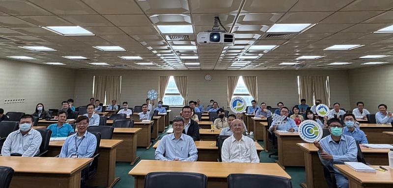 資源循環署蔣震彥組長及環安系江鴻龍老師與全體學員大合照。